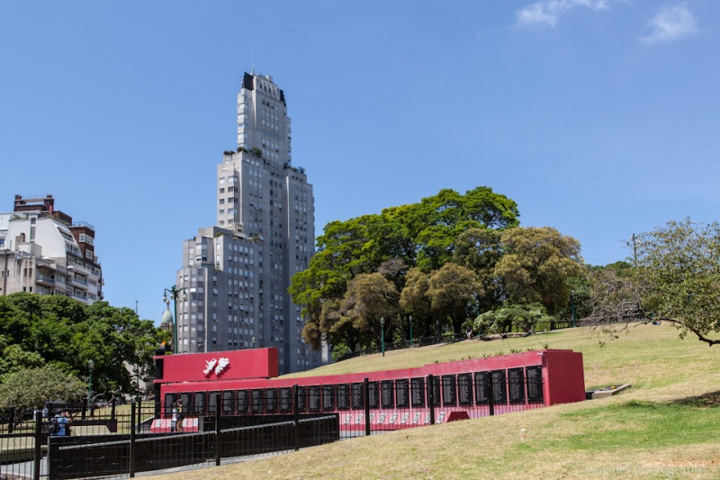 Monumento a los Caídos en Malvinas and Kavanagh building, Plaza San Martín
