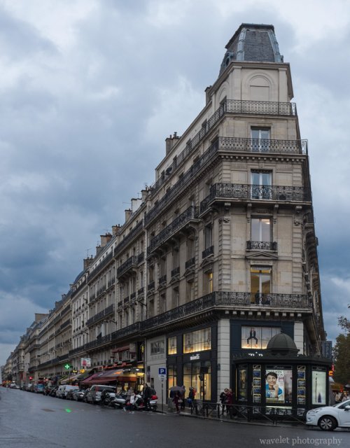 Street view near Galeries Lafayette, Paris