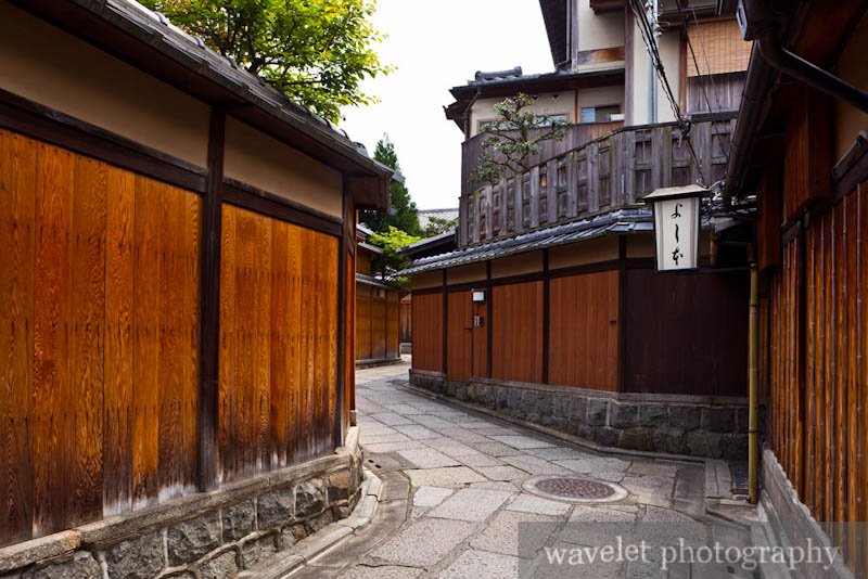 Stone-Paved Roads between Yasaka Shrine (八坂神社) and Kiyomizu Temple (清水寺)