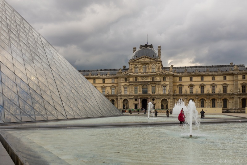 Cour Napoléon et pyramid (Napoleon courtyard and pyramid), Paris
