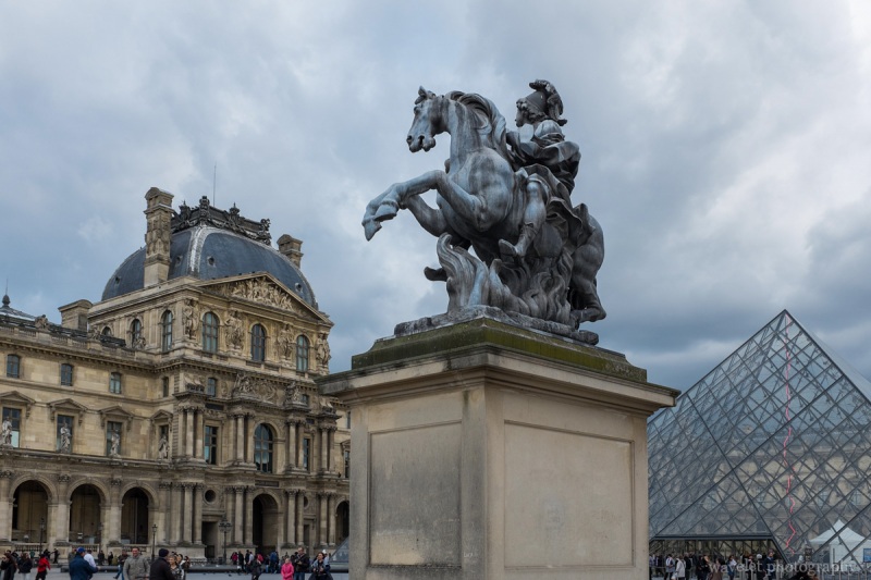 Cour Napoléon et pyramid (Napoleon courtyard and pyramid), Paris
