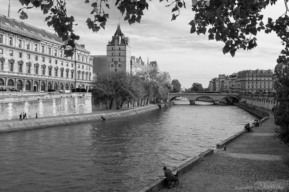 Walk way by the Siene between Pont Saint-Michel and Pont Neuf, Paris