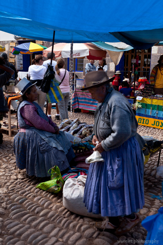 Peruvian Women at Písac Market