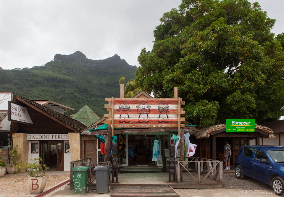 Pearl and souvenir shops in Viatape, Bora Bora
