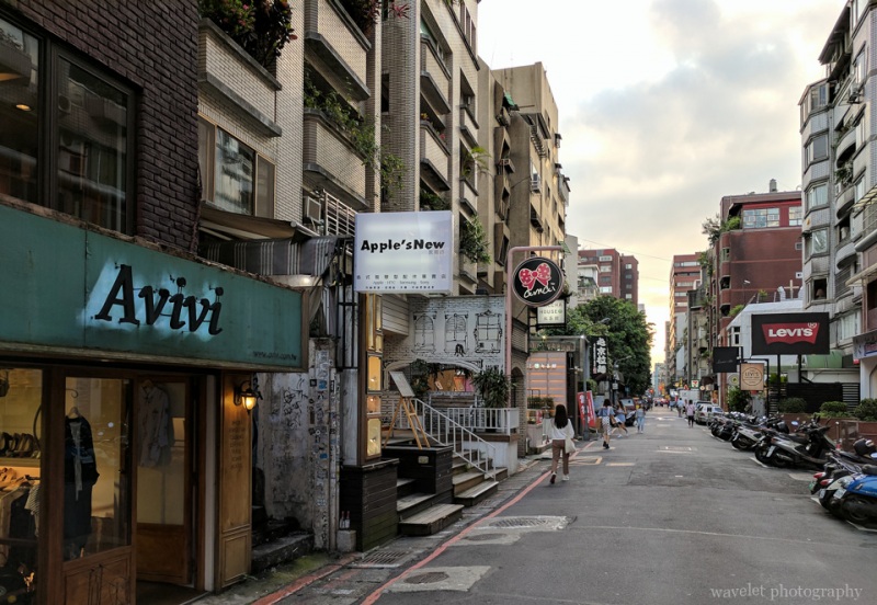 忠孝東路边的小街，台北