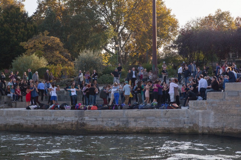 Dancing on the banks of Port Saint-Bernard, Paris