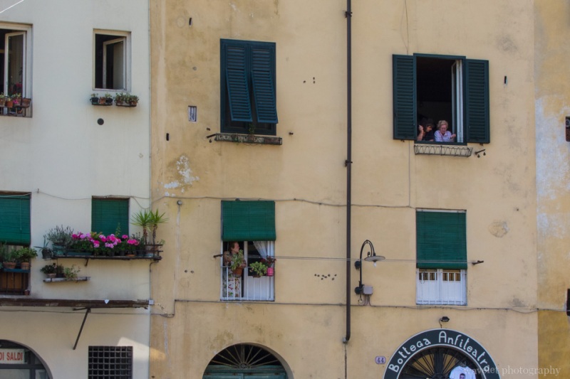 People watching, Lucca
